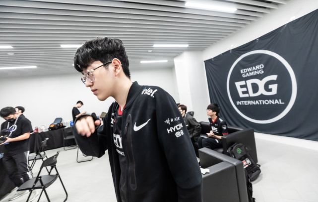 的比赛中站 的比赛中站